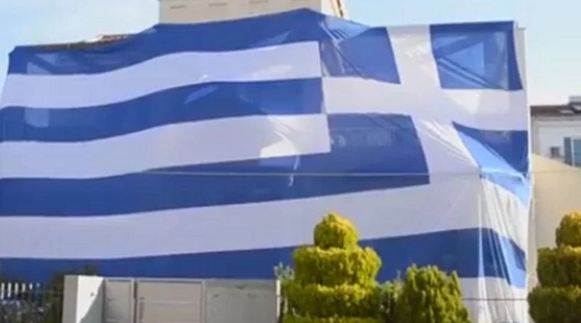 Kυματίζει η γαλανόλευκη –  Έντυσε το σπίτι του με ελληνική σημαία… 140 τετραγωνικών! – Βίντεο